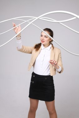 Elektrik kablolar ve teller, kadınla kavisli çizgiler