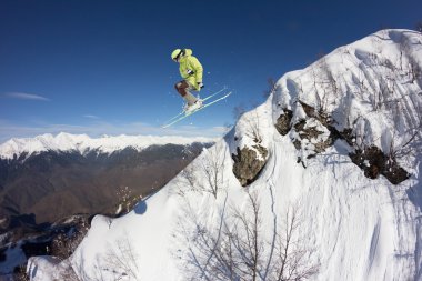 Dağlardaki atlama kayak binici. Ekstrem Kayak freeride spor.