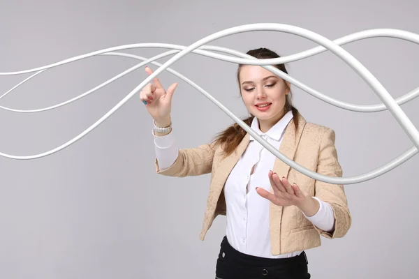 Frau mit elektrischen Kabeln oder Drähten, geschwungenen Linien — Stockfoto