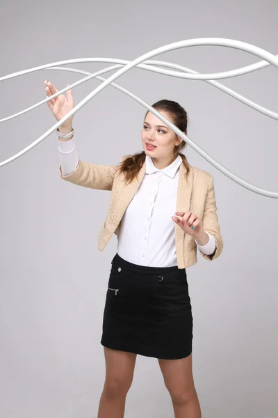 Женщина с электрическими кабелями или проводами, изогнутыми линиями — стоковое фото
