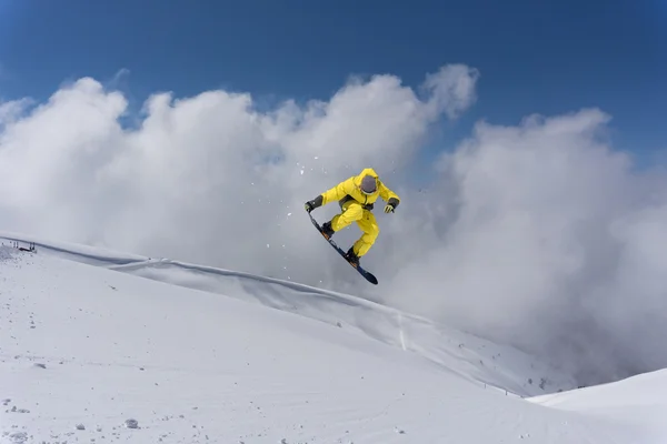 Snowboardrijder springt op bergen. Extreme snowboard freeride sport. — Stockfoto