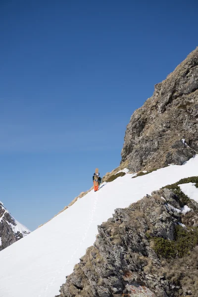Snowboardista, chůzi do kopce pro freeride — Stock fotografie