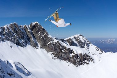 Dağlardaki atlama kayak binici. Ekstrem Kayak freeride spor.