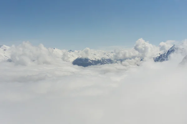 Paysage de montagne hivernal et ciel nuageux . — Photo