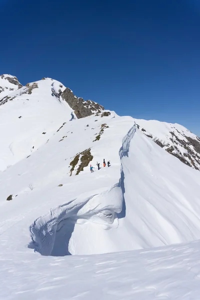 Snowboarders caminando cuesta arriba para freeride, deporte extremo — Foto de Stock
