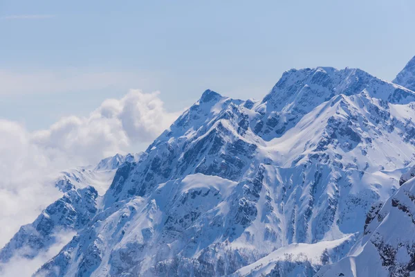 Winterliche Berglandschaft und bewölkter Himmel. — Stockfoto