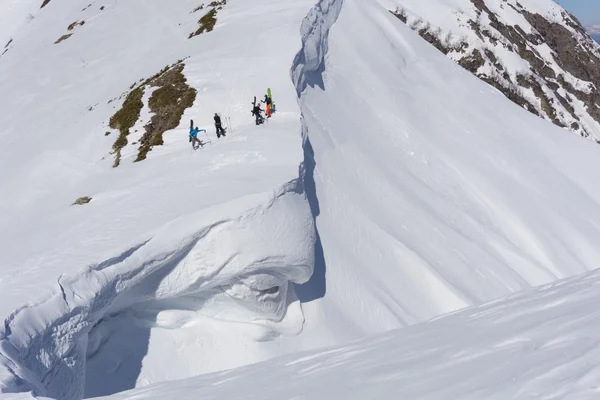 Snowboarders walking uphill for freeride — Stock Photo, Image