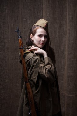 Tüfek ile Rus askeri üniformalı kadın. İkinci Dünya Savaşı sırasında kadın asker.