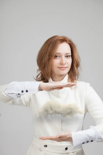 Giovane donna holding cloud, concetto di cloud computing — Foto Stock