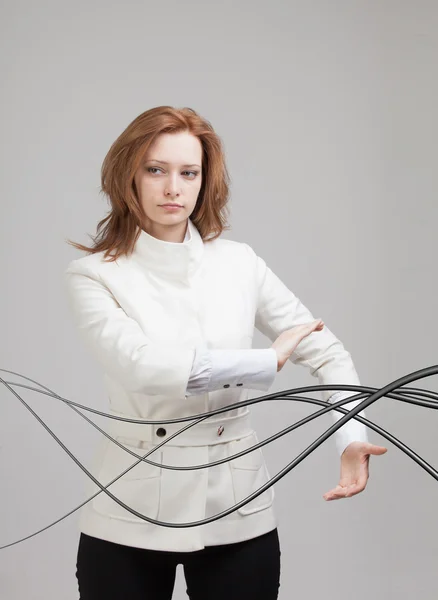 Kvinna med elektriska kablar eller ledningar, böjda linjer — Stockfoto