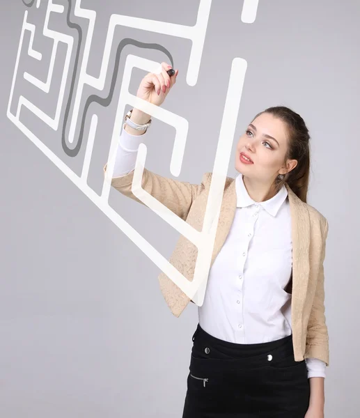 Jonge vrouw vinden van de oplossing van de doolhof, schrijven op het whiteboard. — Stockfoto