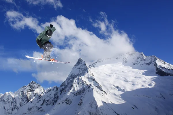 山でジャンプ スキーのライダー。極度なスキー フリーライド スポーツ. — ストック写真