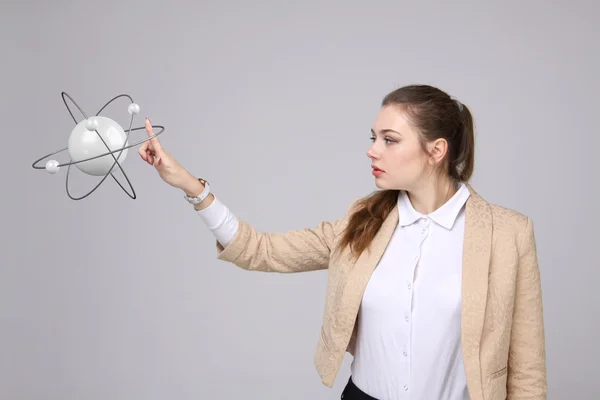 Mulher cientista com modelo atômico, conceito de pesquisa — Fotografia de Stock