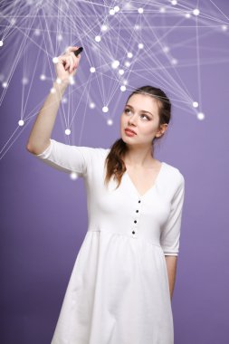 Küresel ağ bağlantı kavramı, fütüristik bilgisayar arayüzü ile çalışan kadın.