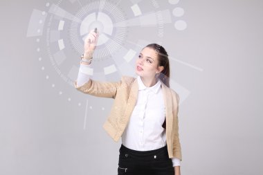 Geleceğin teknolojisi. Fütüristik arabirimiyle çalışan kadın