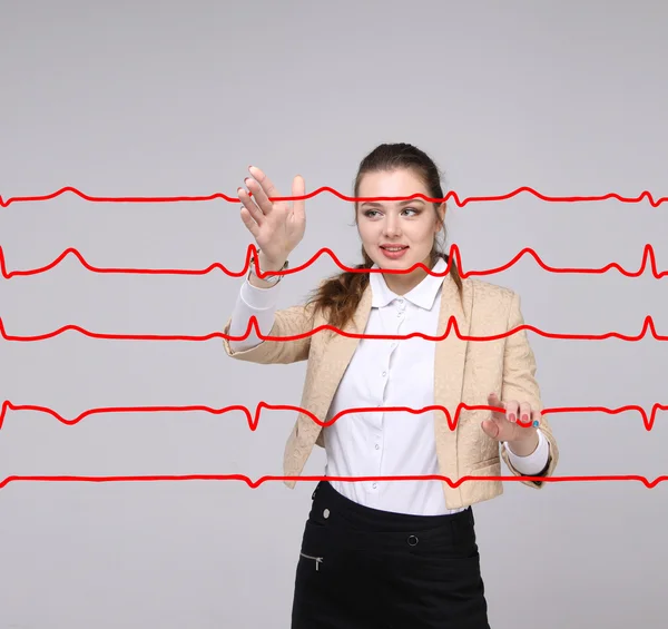 Médecin femme travaillant avec des lignes de cardiogramme — Photo