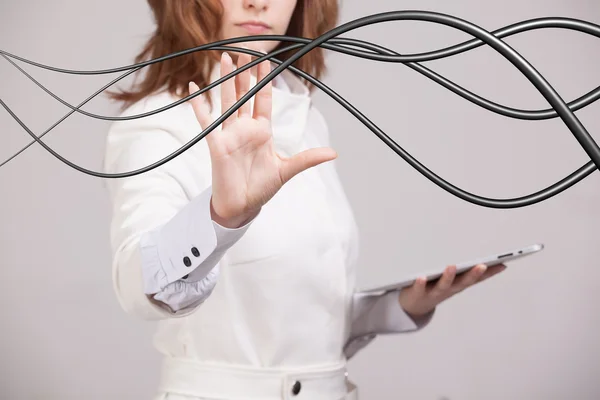 Vrouw met elektrische kabels of draden, gebogen lijnen — Stockfoto