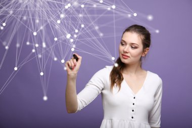 Küresel ağ bağlantı kavramı, fütüristik bilgisayar arayüzü ile çalışan kadın.