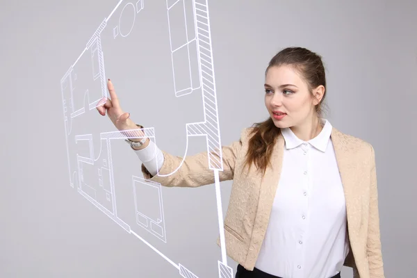Architetto donna che lavora con un piano di appartamento virtuale — Foto Stock
