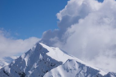 Dağ manzarası, Kayak Merkezi Krasnaya Polyana. Rusya, Soçi, Kafkas Dağları.