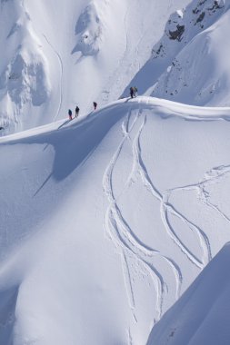 Snowboard freeride, snowboard ve parçaları bir dağ yamacında. Aşırı kış spor.
