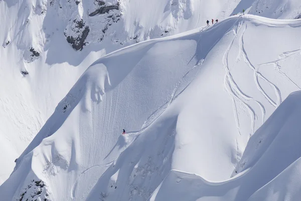 Snowboard freeride, snowboarders et pistes sur une pente de montagne. Sport d'hiver extrême . — Photo