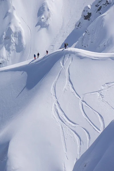 Freeride snowboard, snowboarders y pistas en una ladera de montaña. Extremo deporte de invierno . —  Fotos de Stock