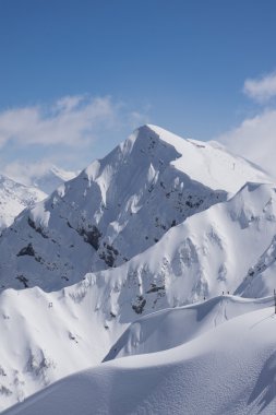 Dağ manzarası, Kayak Merkezi Krasnaya Polyana. Rusya, Soçi, Kafkas Dağları.