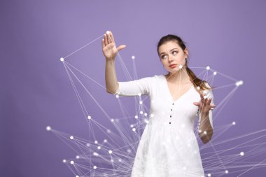 Küresel ağ kavramı, fütüristik bilgisayar arayüzü ile çalışan kadın.