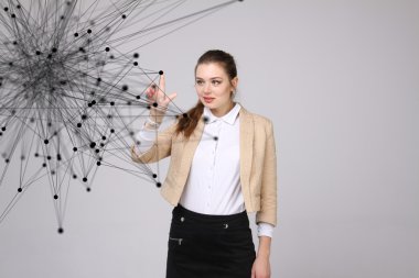 Küresel ağ bağlantı kavramı, fütüristik bilgisayar arayüzü ile çalışan kadın.