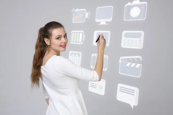 Mujer presionando el tipo de alta tecnología de los botones multimedia modernos sobre un fondo virtual — Foto de Stock