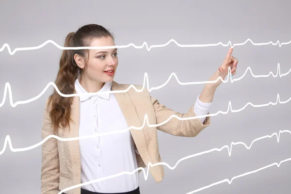 Mulher médica trabalhando com linhas de cardiograma — Fotografia de Stock