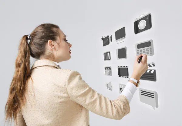 Mujer presionando el tipo de alta tecnología de los botones multimedia modernos sobre un fondo virtual — Foto de Stock