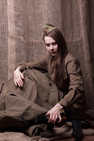 Frau in russischer Militäruniform. Soldatin im Zweiten Weltkrieg. — Stockfoto