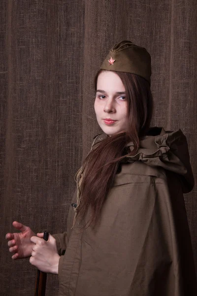 Frau in russischer Militäruniform. Soldatin im Zweiten Weltkrieg. — Stockfoto