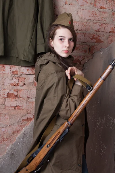 用步枪俄罗斯军队制服的女人。在第二次世界大战期间的女兵. — 图库照片