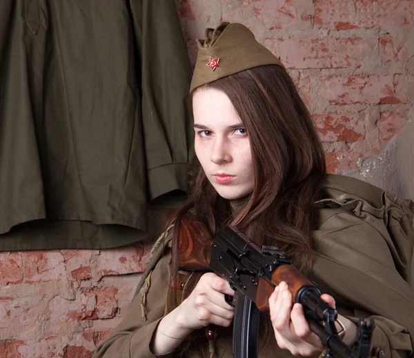 Frau in russischer Militäruniform erschießt ein Gewehr. Soldatin im Zweiten Weltkrieg. — Stockfoto