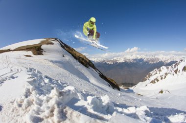 Dağlardaki atlama kayak binici. Ekstrem Kayak freeride spor.