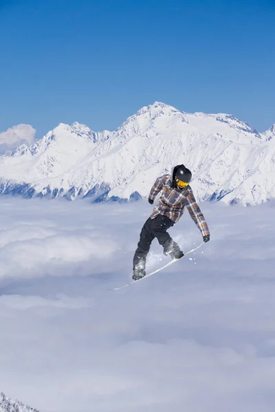 Snowboard rider saltando en las montañas. Extremo snowboard freeride sport. —  Fotos de Stock