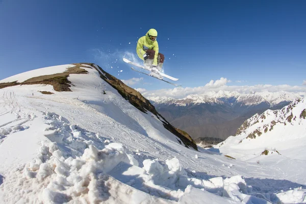 Dağlardaki atlama kayak binici. Ekstrem Kayak freeride spor. — Stok fotoğraf