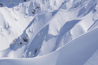 Snowboard freeride, snowboard ve parçaları bir dağ yamacında. Aşırı kış spor.