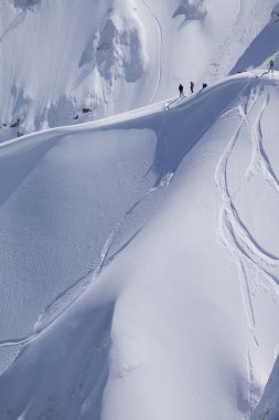 Snowboard freeride, snowboard ve parçaları bir dağ yamacında. Aşırı kış spor.