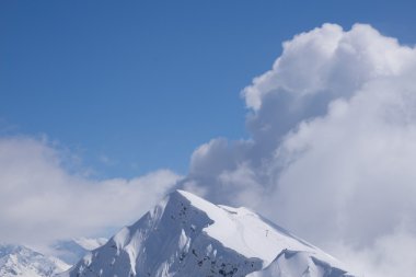 Dağ manzarası, Kayak Merkezi Krasnaya Polyana. Rusya, Soçi, Kafkas Dağları.