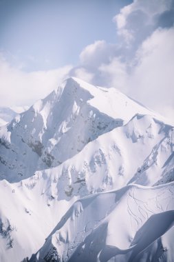 Dağ manzarası, Kayak Merkezi Krasnaya Polyana. Rusya, Soçi, Kafkas Dağları.