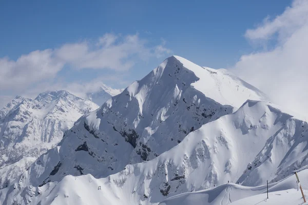 Berglandschap, skigebied Krasnaya Polyana. Sochi, Rusland Caucasus Mountains. — Stockfoto