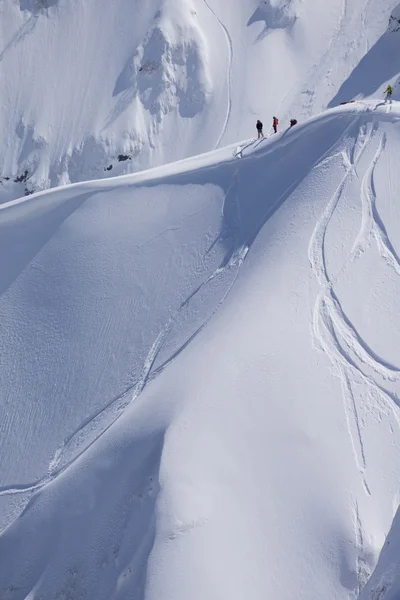 Freeride de snowboard, snowboarders e trilhas em uma encosta de montanha. Extremo esporte de inverno . — Fotografia de Stock