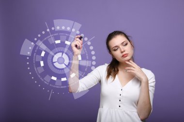 Gelecekteki bilgisayar teknolojisi. Fütüristik arabirimiyle çalışan kadın