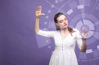 Gelecekteki bilgisayar teknolojisi. Fütüristik arabirimiyle çalışan kadın