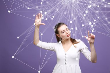 Küresel ağ kavramı, fütüristik bilgisayar arayüzü ile çalışan kadın.