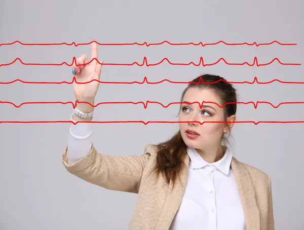 Dokter vrouw die werkt met cardiogram lijnen — Stockfoto